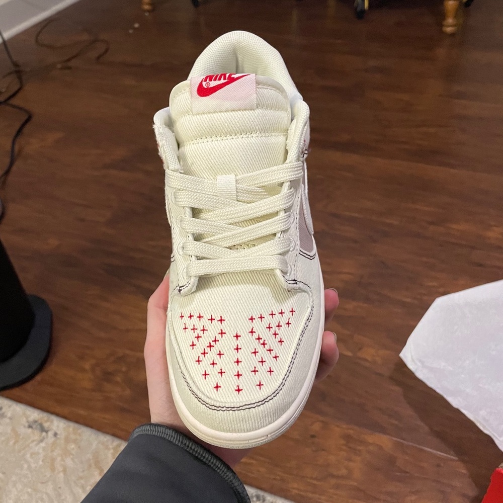 nike dunk low, never been worn.